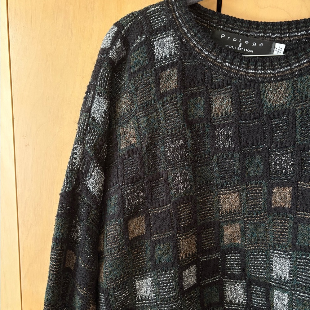 Vintage-Inspired Black and Gray Geometric Knit Sweater - Picture 4 of 5